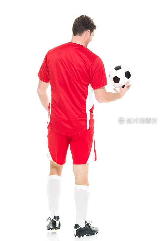 全长/一人/ 30-39岁英俊的人的后视图高加索男性/中年成年男子/中年成人足球运动员站在前面的白色背景穿着足球制服谁是微笑/快乐/愉快/运动/足球场